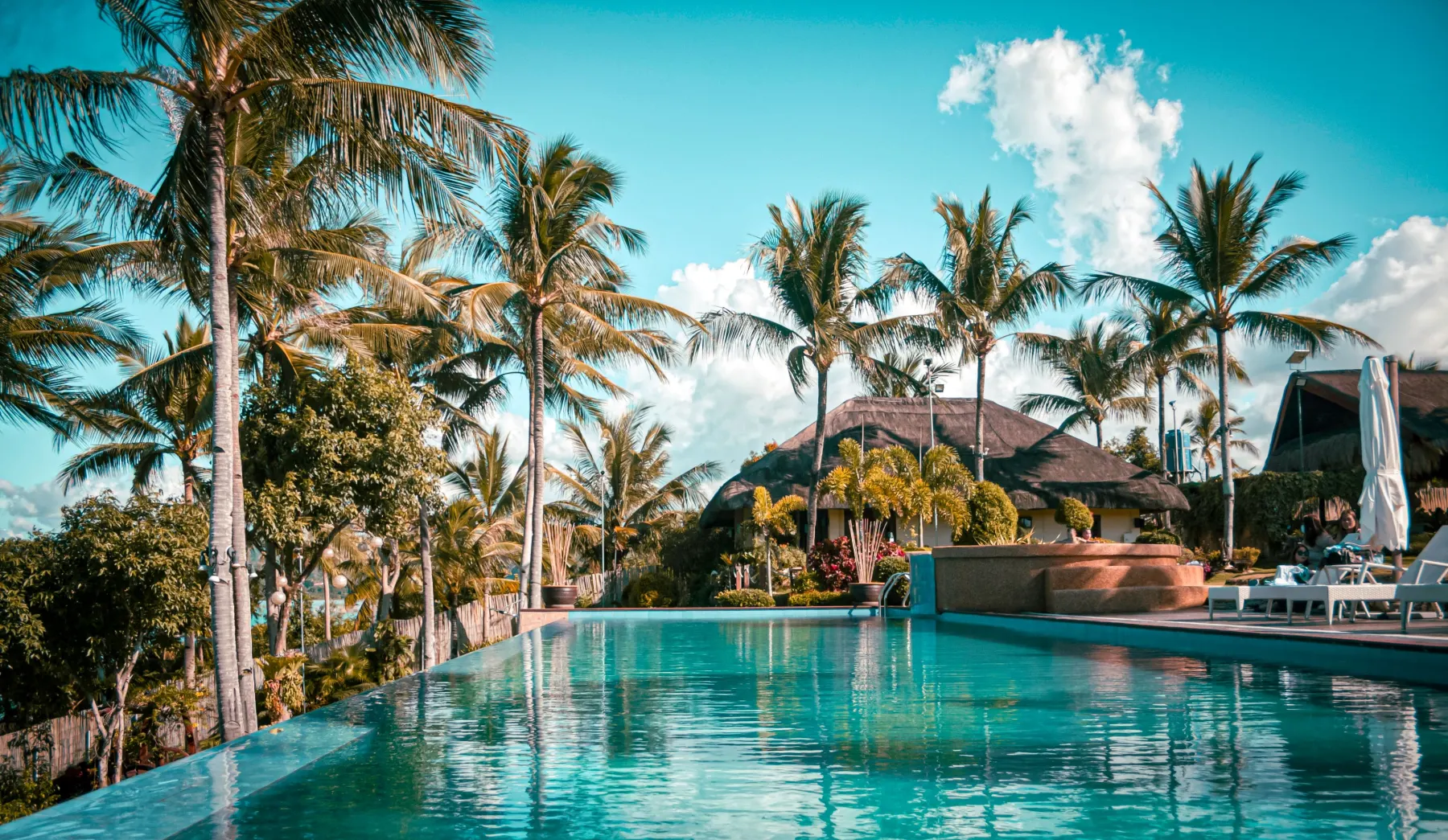 Basen hotelowy z leżakami