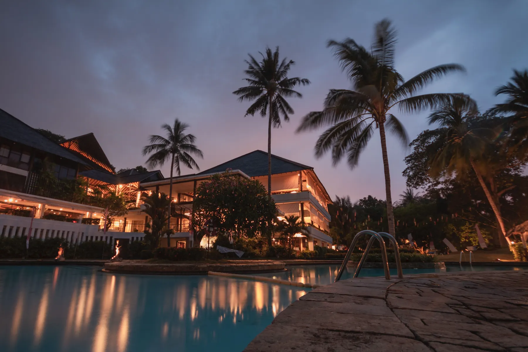 Resort z basenem o zachodzie słońca